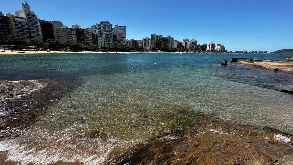 Os 10 Melhores Lugares em Guarapari: Praias, História e Natureza em um Só Lugar 2 Praia das Castanheiras