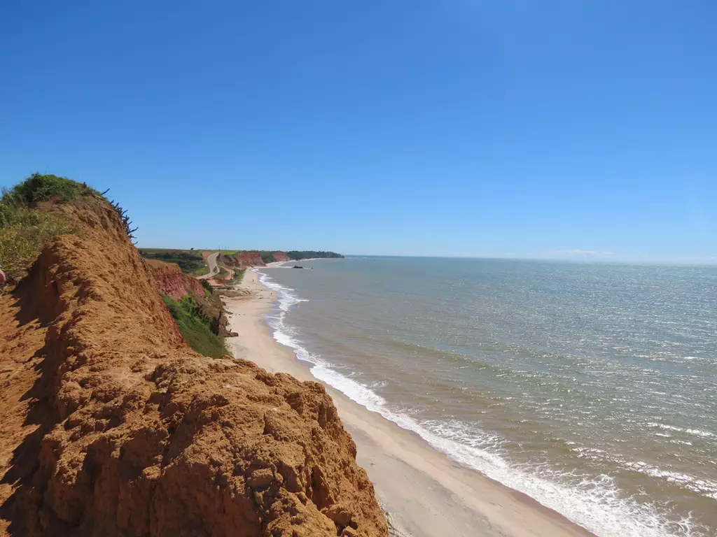 Praia de Caculucas Um Refúgio Tranquilo em Marataízes, ES