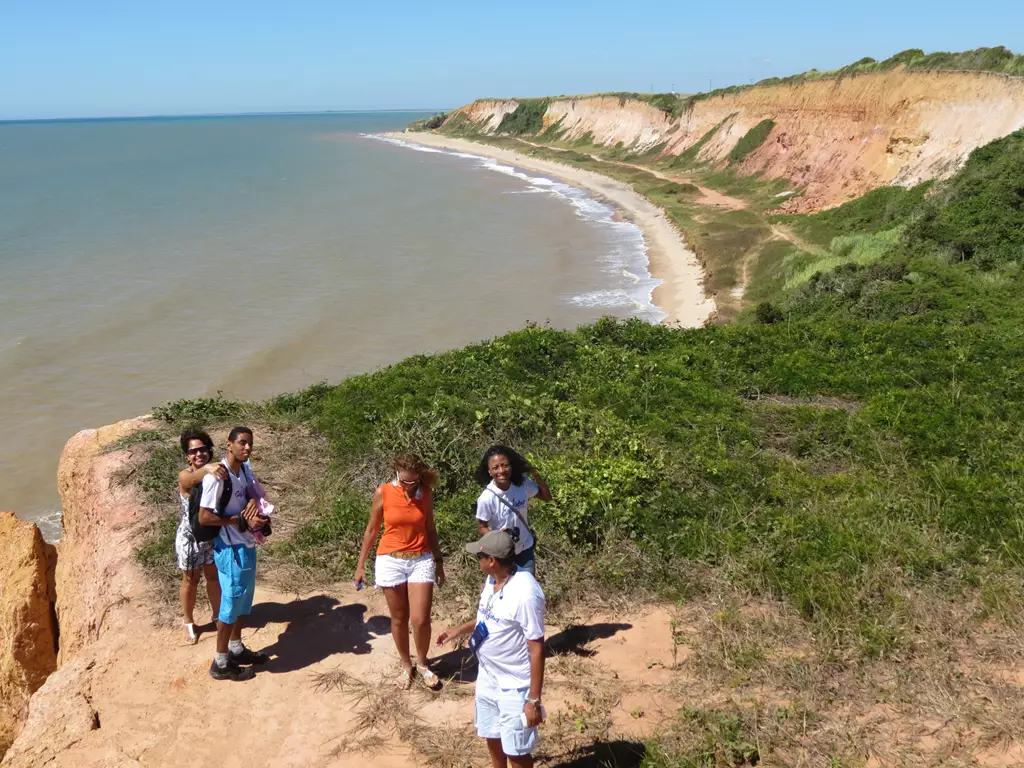 Praia de Caculucas Um Refúgio Tranquilo em Marataízes, ES