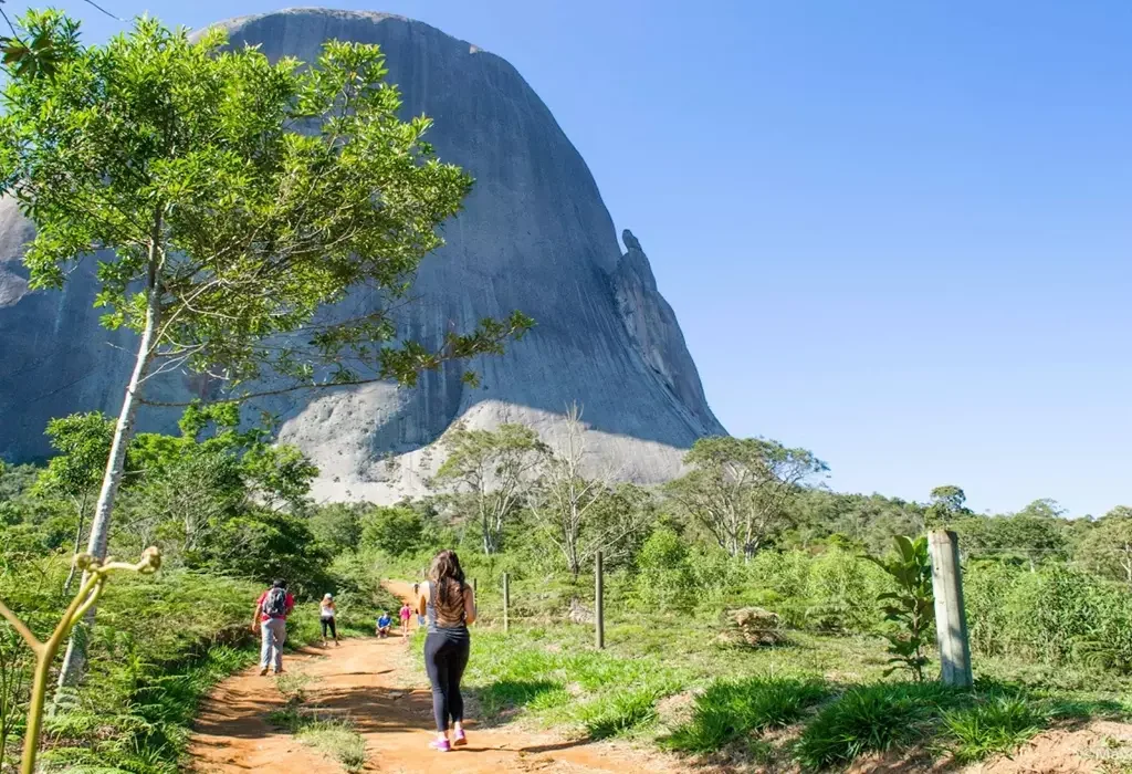 Trilha das Piscinas Naturais Pedra Azul