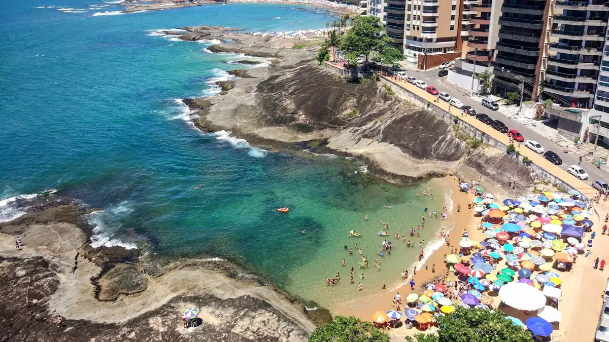 pedras e águas claras da Praia das Virtudes Guarapari