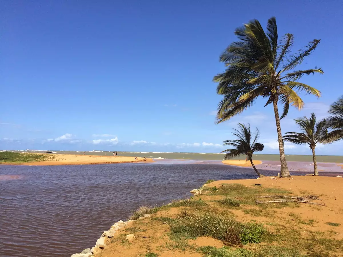 Praia de Coqueiral em Aracruz próxima à região da experiência indígena Tekoá Mirim