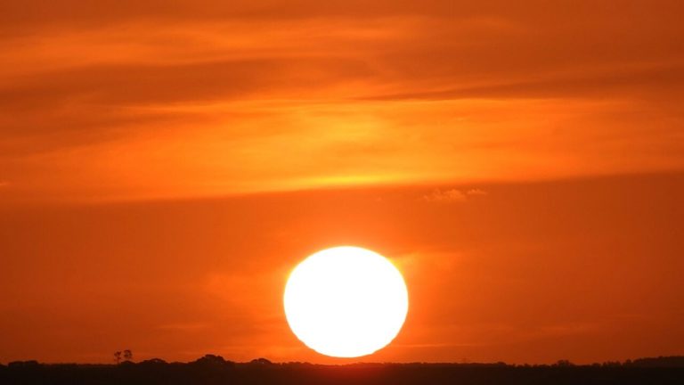 Itaúnas: O Espetáculo do Sol Tocando a Terra