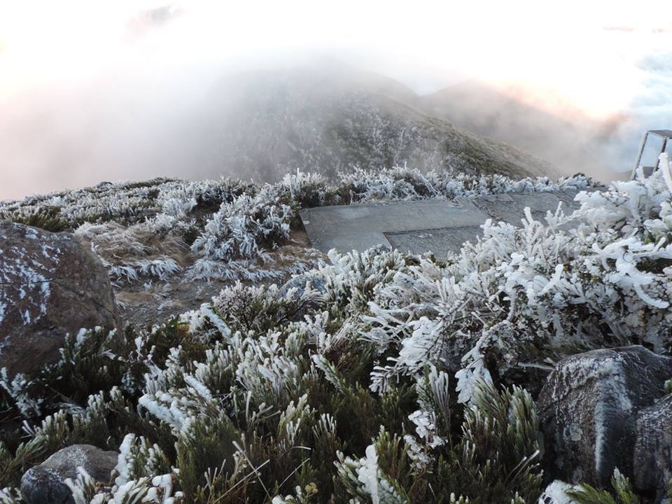 Pico da Bandeira amanhece coberto de gelo em fenômeno raro