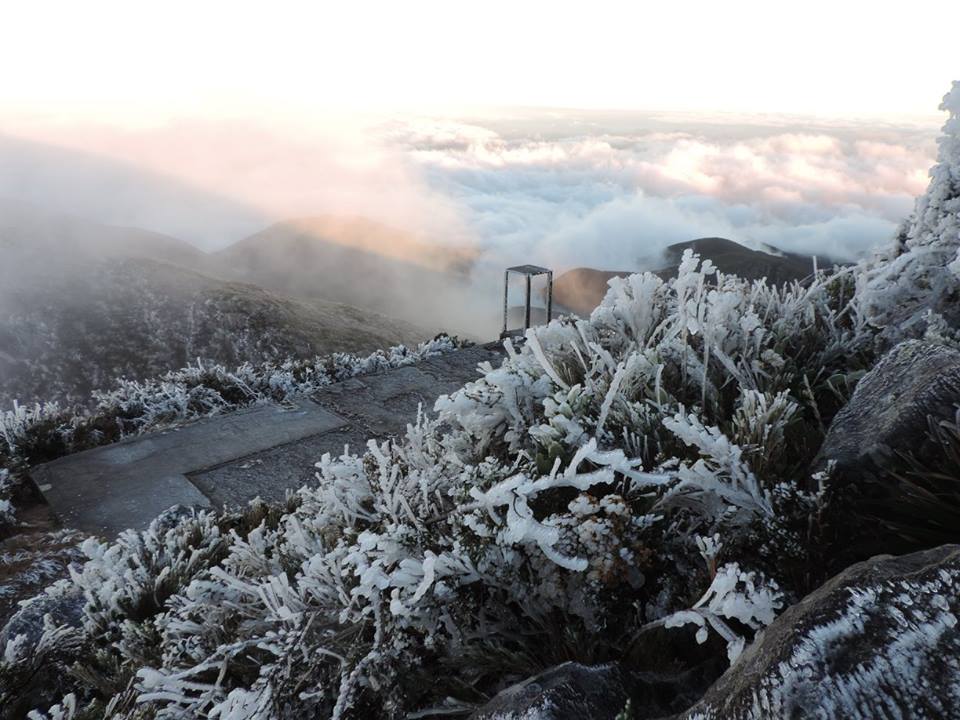 Pico da Bandeira amanhece coberto de gelo em fenômeno raro