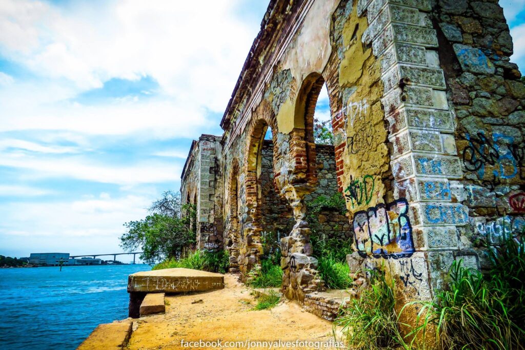 Ruínas do Antigo Porto de Sal e Morro do Jaburuna em Vila Velha