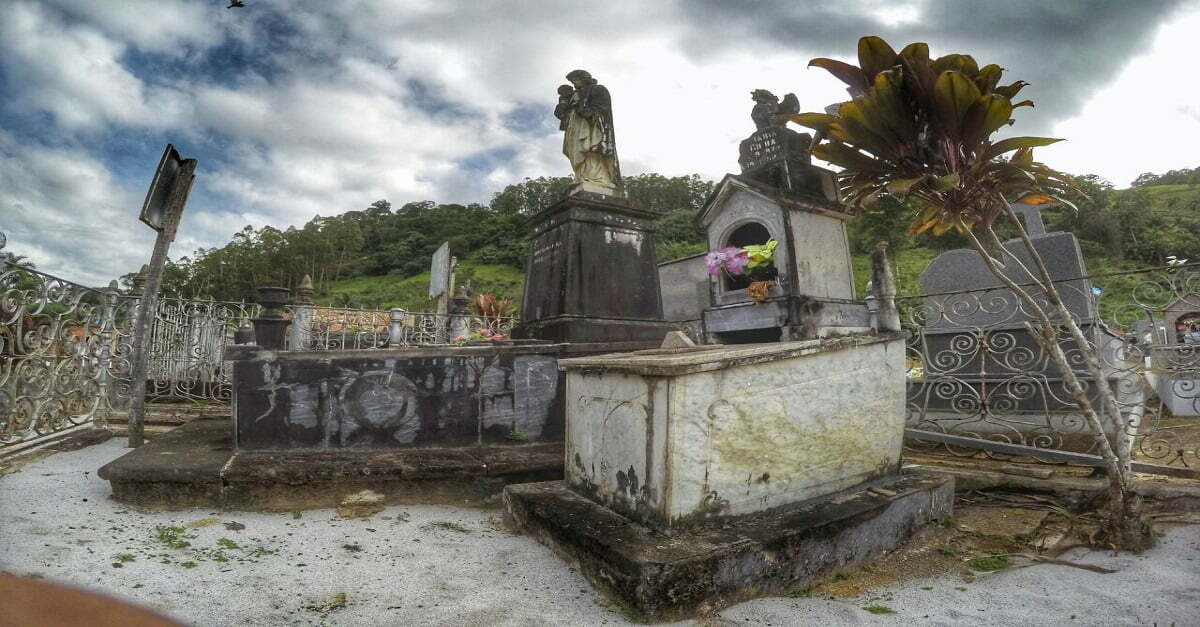 No cemitério municipal de Santa Leopoldina, há um túmulo intrigante que atrai diversos turistas, fiéis e curiosos todos os anos. Isso porque, algumas pessoas acreditam que a sepultura emite atividade sobrenatural e seja capaz, ainda, de fazer milagres.