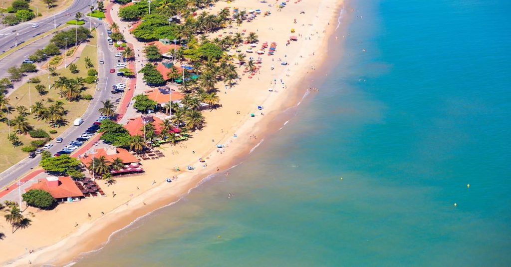 PraiaAs 10 Melhores Praias do Espírito Santo: Beleza e Infraestrutura