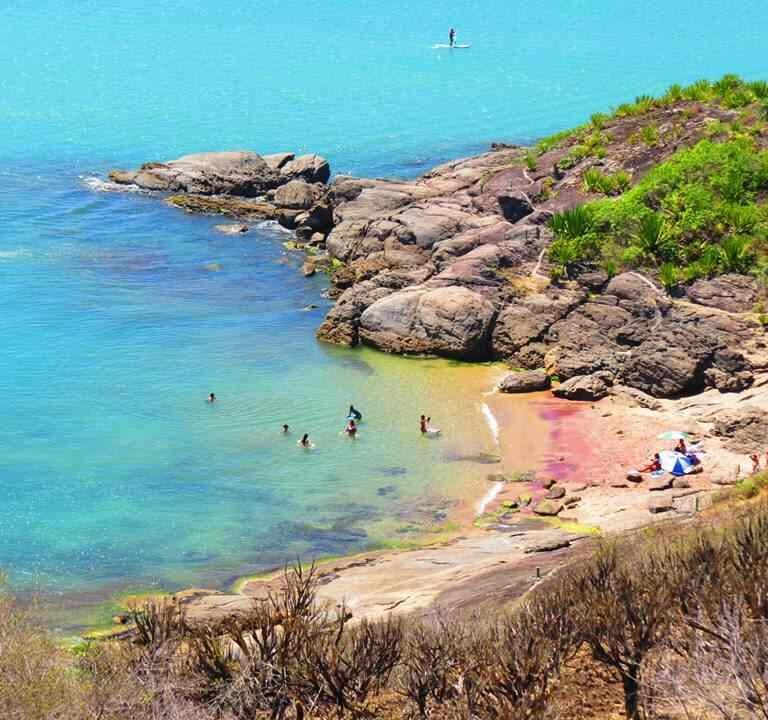 Praia da Areia Vermelha: O Refúgio Perfeito de Águas Calmas em Guarapari