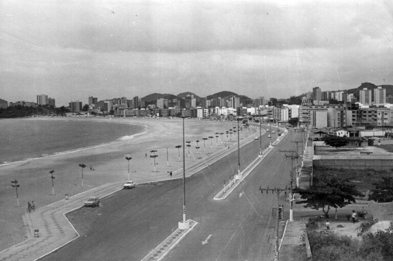 Relíquia: Praia de Camburi, Vitória nos anos 1940 e 1980.