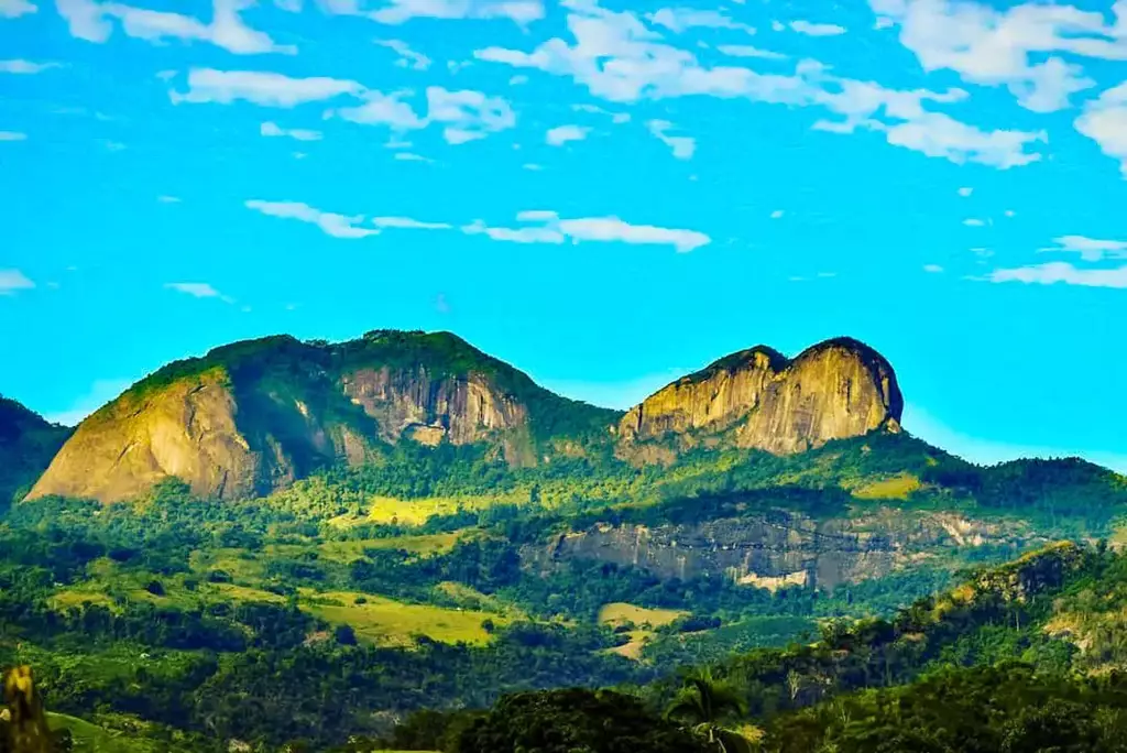 Pedra da Penha e paisagem montanhosa no distrito de São Vicente, em Cachoeiro de Itapemirim