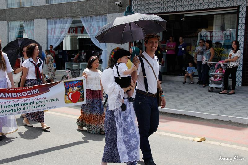 famílias e o desfile em Venda Nova do Imigrante  - festa da polenta