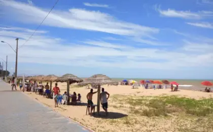 Praia das Neves em Presidente Kennedy 11 Quiosques de sapê na orla da Praia das Neves, em Presidente Kennedy, com mar calmo ao fundo
