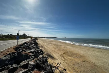 Praia de Meaípe ganha novo visual com aumento da faixa de areia