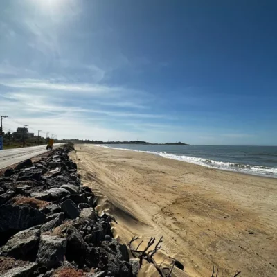 Praia de Meaípe ganha novo visual com aumento da faixa de areia