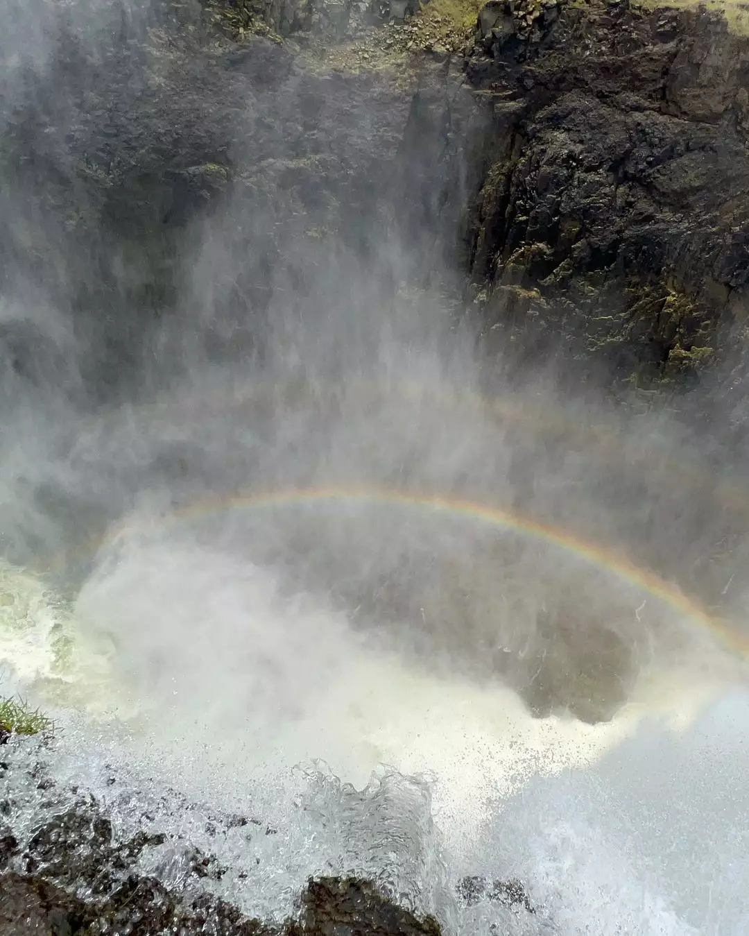 Vista da água, da névoa e do desfiladeiro das Victoria Falls próxima à Devil's Pool