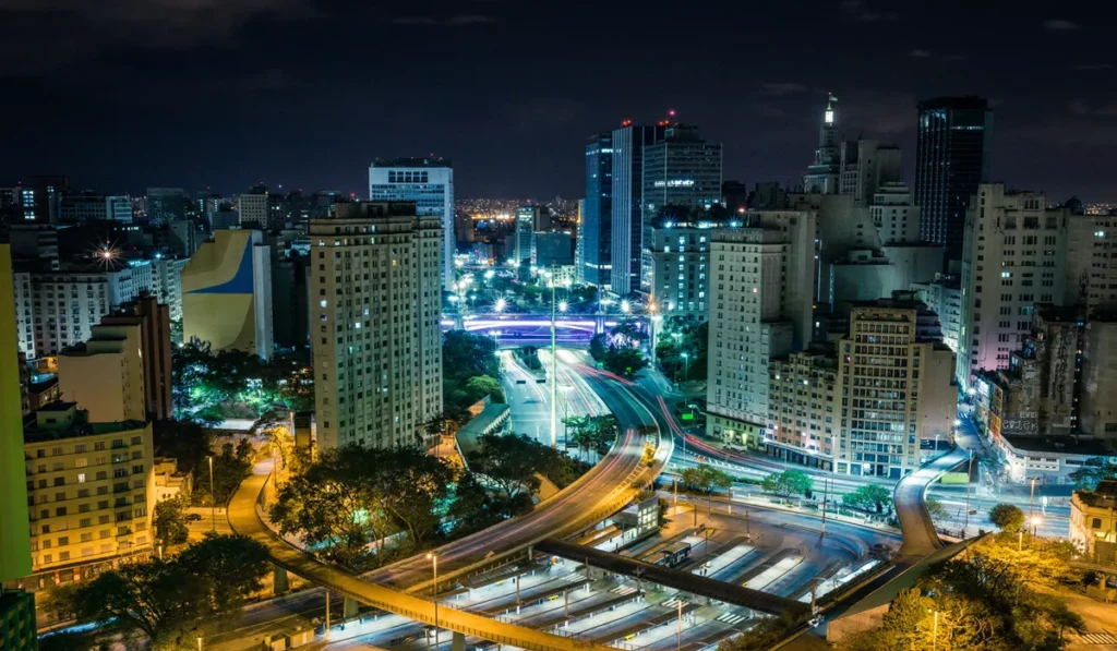 1. São Paulo: O Coração Cosmopolita do Brasil