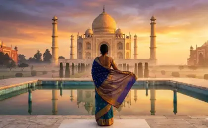 Vista frontal do Taj Mahal ao amanhecer, com o reflexo do mausoléu de mármore no espelho d'água.
