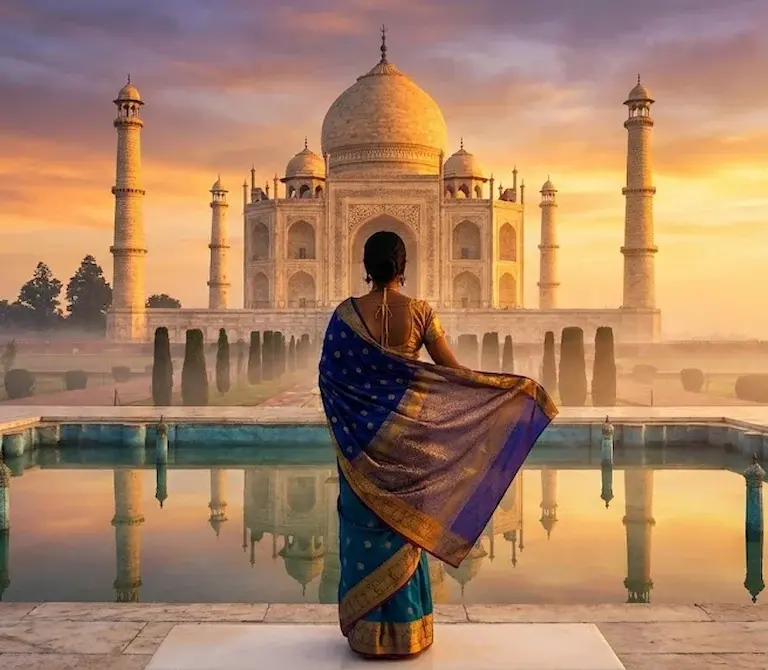 Vista frontal do Taj Mahal ao amanhecer, com o reflexo do mausoléu de mármore no espelho d'água.