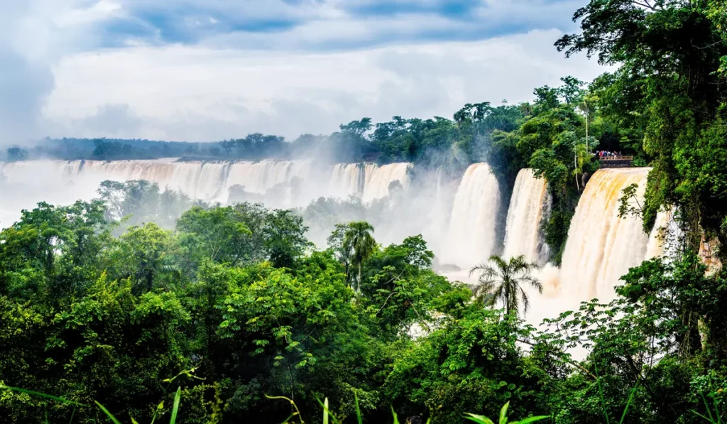 Cataratas-do-Iguacu- Foz do Iguaçu, no Paraná, é um paraíso de maravilhas naturais. As Cataratas do Iguaçu, uma das sete maravilhas naturais do mundo, são o principal atrativo da cidade.