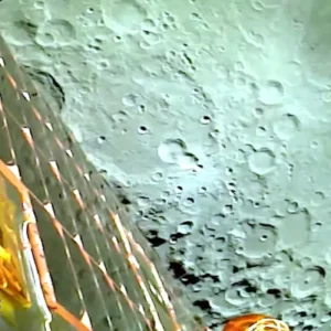 Chandrayaan-3 da ISRO tira fotos impressionantes da Lua e da Terra
