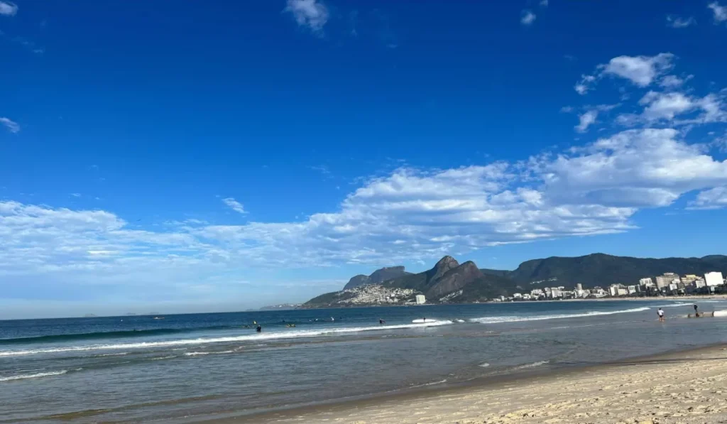 Praia do Arpoador, Rio de Janeiro, surf, pôr do sol, ondas perfeitas, pesca, relaxar, beleza natural, destino turístico, Ipanema, Copacabana.