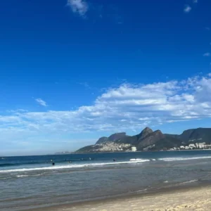 Praia do Arpoador, Rio de Janeiro, surf, pôr do sol, ondas perfeitas, pesca, relaxar, beleza natural, destino turístico, Ipanema, Copacabana.