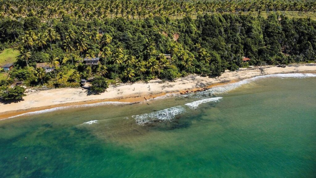 A Praia do Satu fica a cerca de 3km de Caraiva, é a praia ideal pra quem busca tranquilidade.