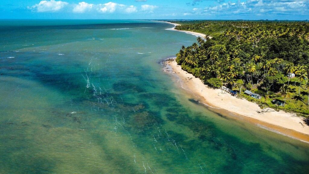 A Praia do Satu fica a cerca de 3km de Caraiva, é a praia ideal pra quem busca tranquilidade.