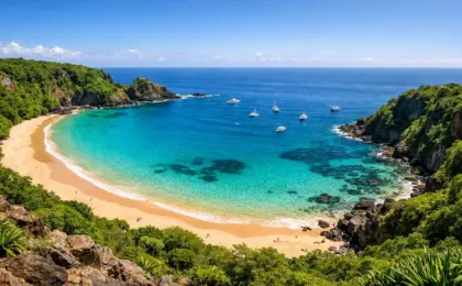 Vista do mirante da Baía do Sancho em Fernando de Noronha, mostrando o mar turquesa e as falésias verdes.