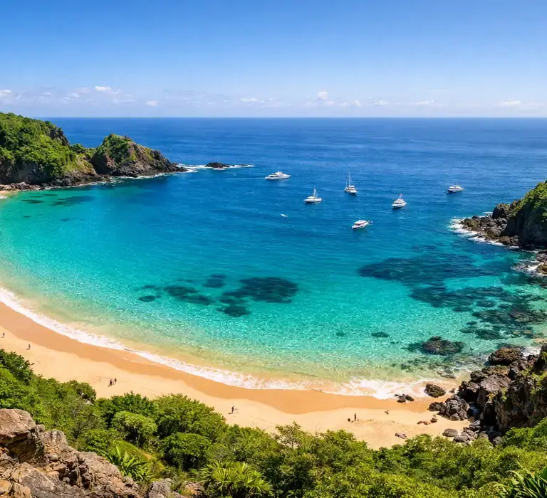 Vista do mirante da Baía do Sancho em Fernando de Noronha, mostrando o mar turquesa e as falésias verdes.