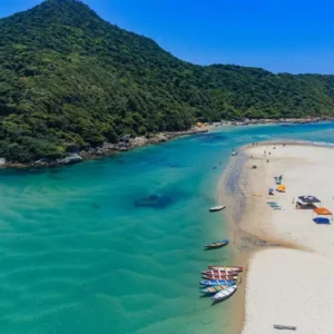 Guarda do Embaú, Santa Catarina, Refúgio, Amantes da natureza, Surf, Trilhas, Praia, Destino turístico, Beleza natural, Atividades ao ar livre,