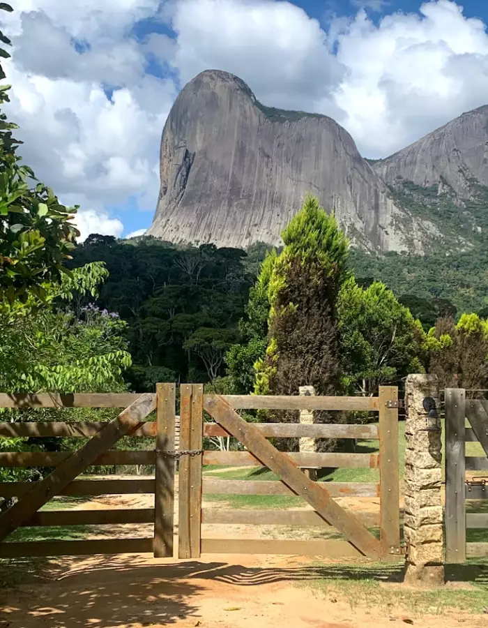 A Pedra Azul está situada no Parque Estadual, localizado no Distrito de Aracê, Domingos Martins-ES.