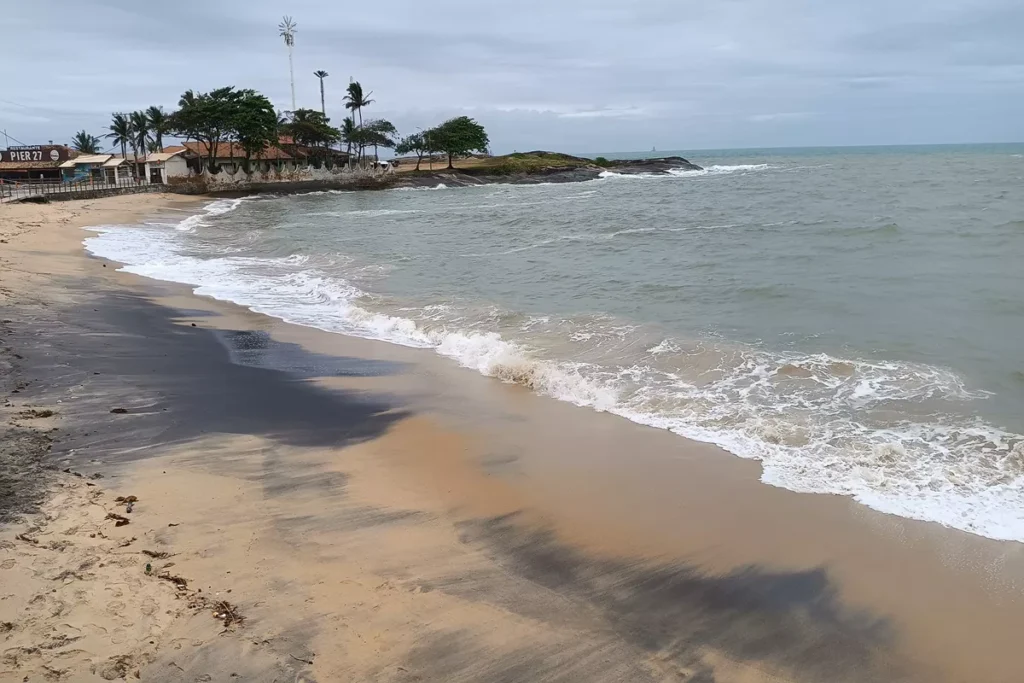 Um cenário de tirar o fôlego de muitos turistas e moradores capixabas que amam essa praia de
 areias douradas e escuras ao mesmo tempo:   a praia da Areia Preta. 