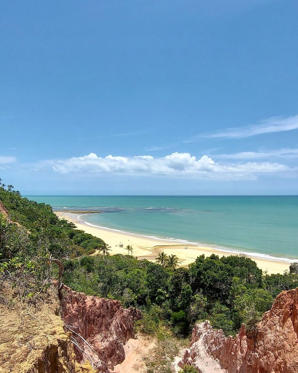 A Praia da Pitinga, localizada em Arraial D’Ajuda, é uma das joias mais cintilantes da Costa do Descobrimento. Este pedaço do paraíso
