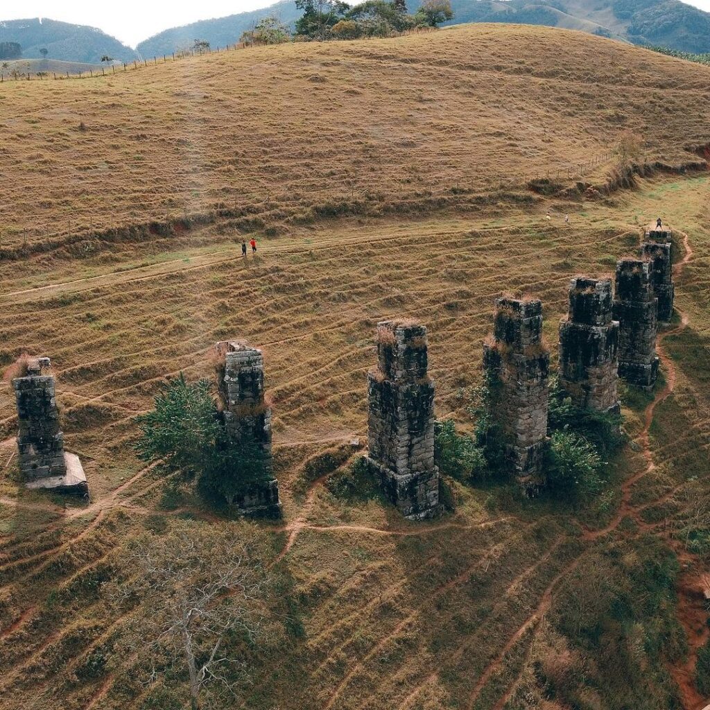 Ruinas da antiga Ponte Seca um atrativo de Sumidouro no interior do Rio