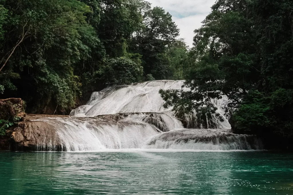 Um Dia de Aventura nas Cachoeiras de Agua Azul Chiapas