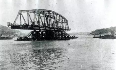 "Cinco Pontes," foi uma das maiores da região, com seis vãos de 26 metros cada. Ela inicialmente conectava a ilha do Príncipe ao continente, mas com a incorporação da ilha do Príncipe à ilha de Vitória, a ligação tornou-se direta ao continente.