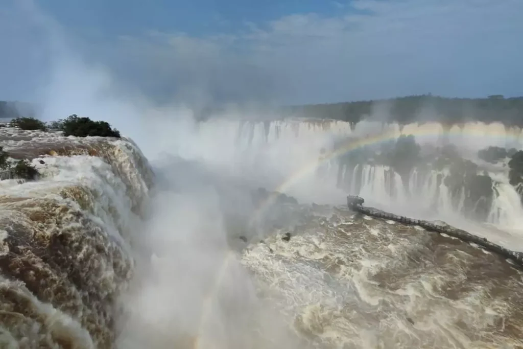 Cataratas do Iguacu Fenomeno com Vazao de 242 Milhoes de Litross