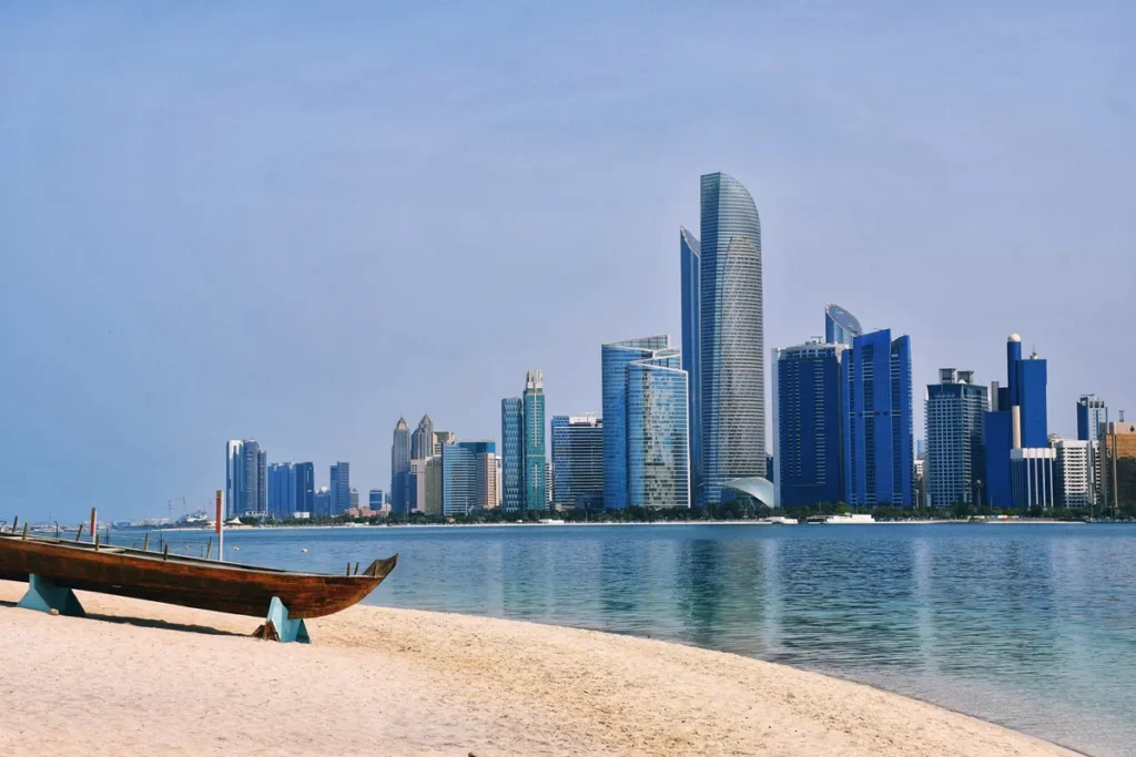 Corniche Beach: Um paraíso de areia branca e águas cristalinas em Abu Dhabi