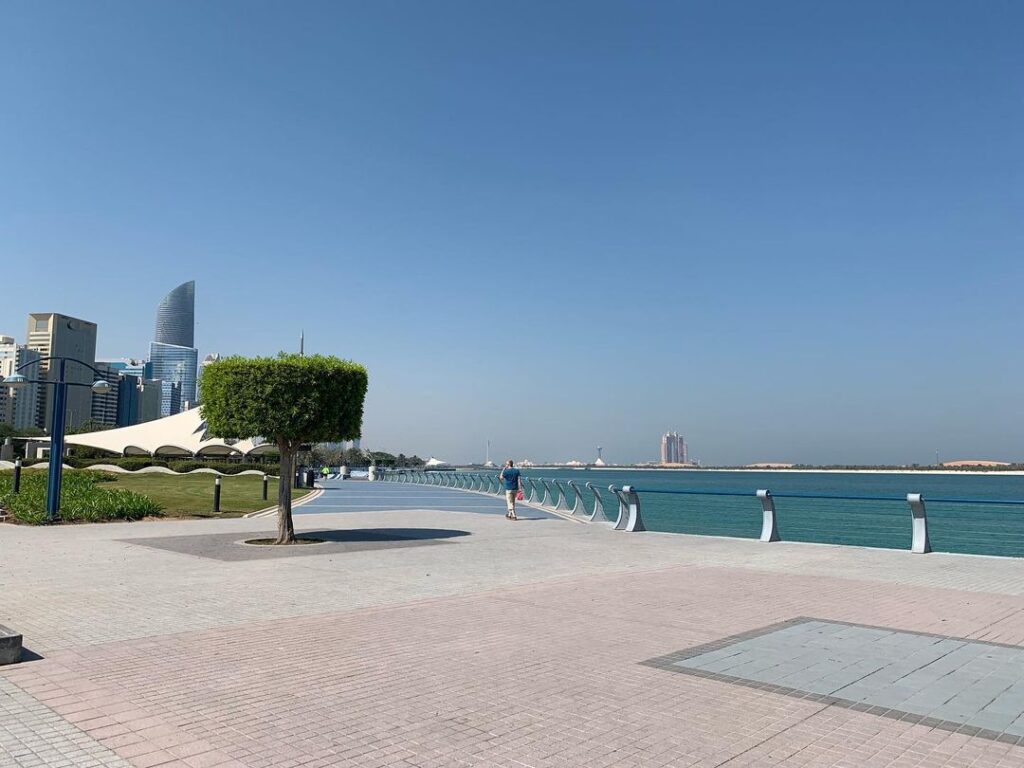 Corniche Beach: Um paraíso de areia branca e águas cristalinas em Abu Dhabi