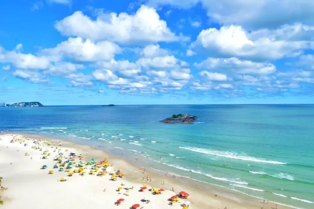 Praia das Pitangueiras: O Coração do Guarujá Espera por Você