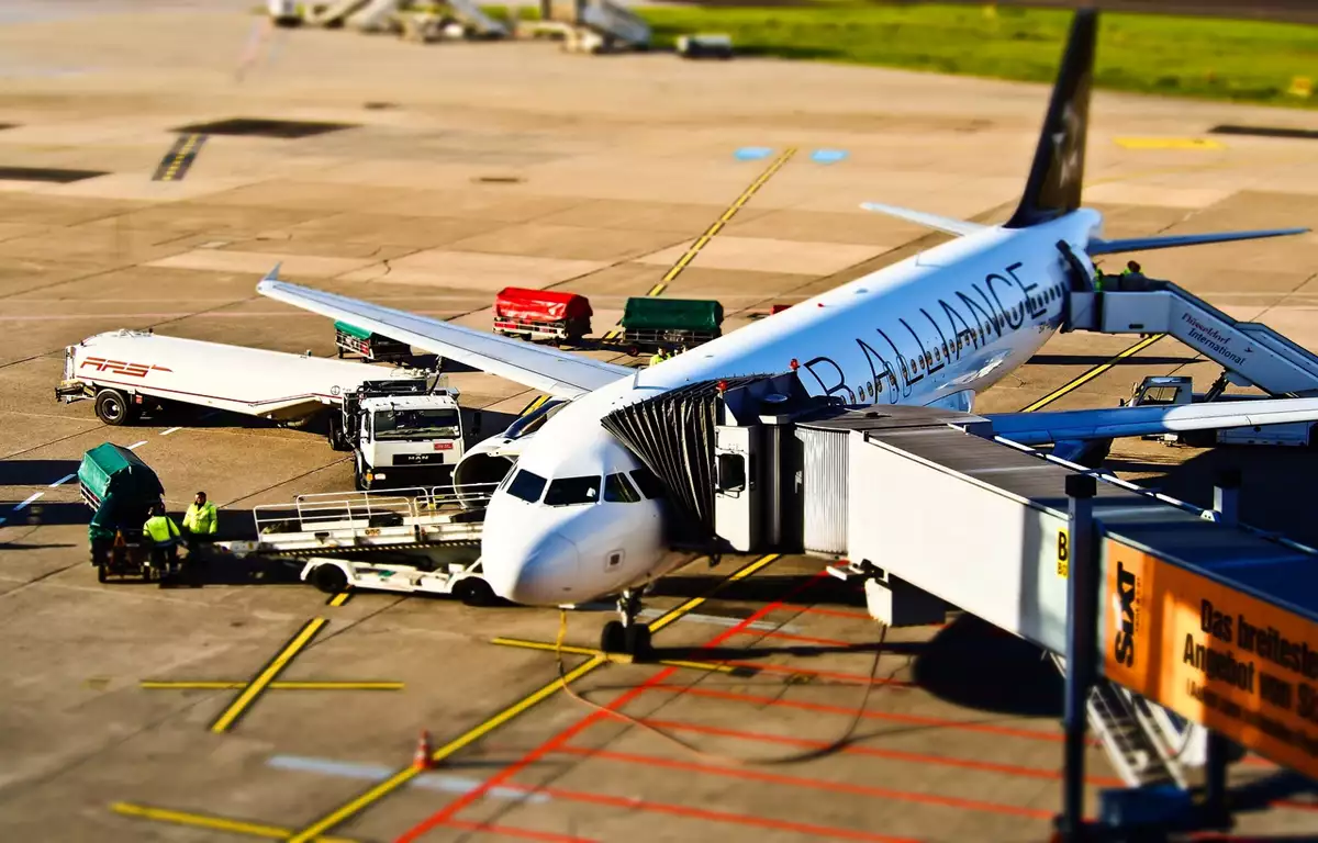 passagem aérea para Portugal com avião sobre Lisboa Porto Faro e mapa de viagem
