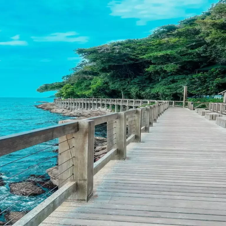 Praia da Sepultura, em Bombinhas, é um paraíso escondido