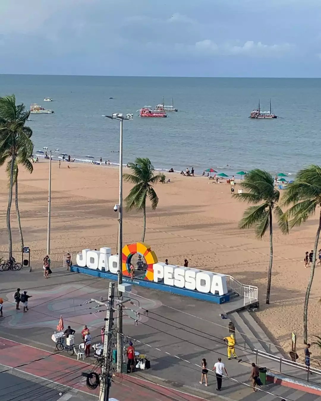 Praia de Tambaú em João Pessoa com orla movimentada mar azul hotéis restaurantes e feirinha de artesanato