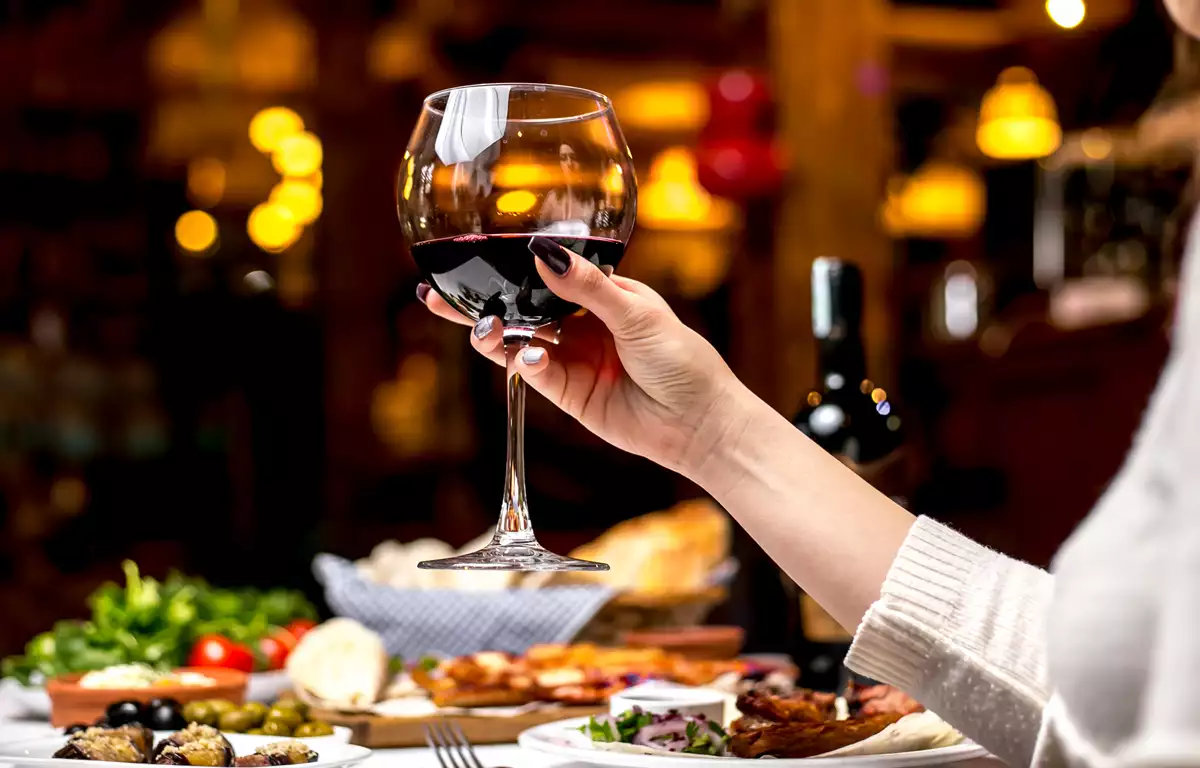 Garrafas e taças representando a produção de vinhos brasileiros
