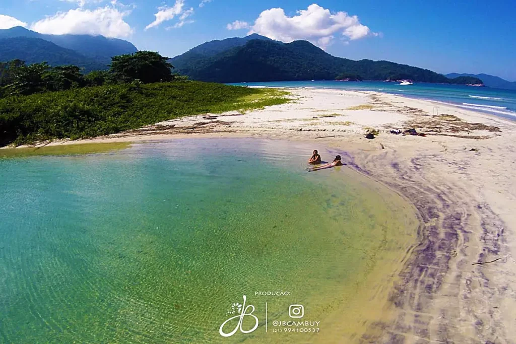 Conheça  a Piscina natural na Praia de Dois Rios, Ilha Grande