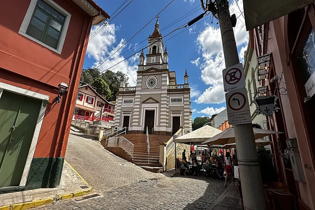 Santa Teresa, no Espírito Santo, é uma cidade com uma rica história e cultura. A cidade é conhecida por sua beleza natural, com montanhas, cachoeiras e florestas exuberantes.