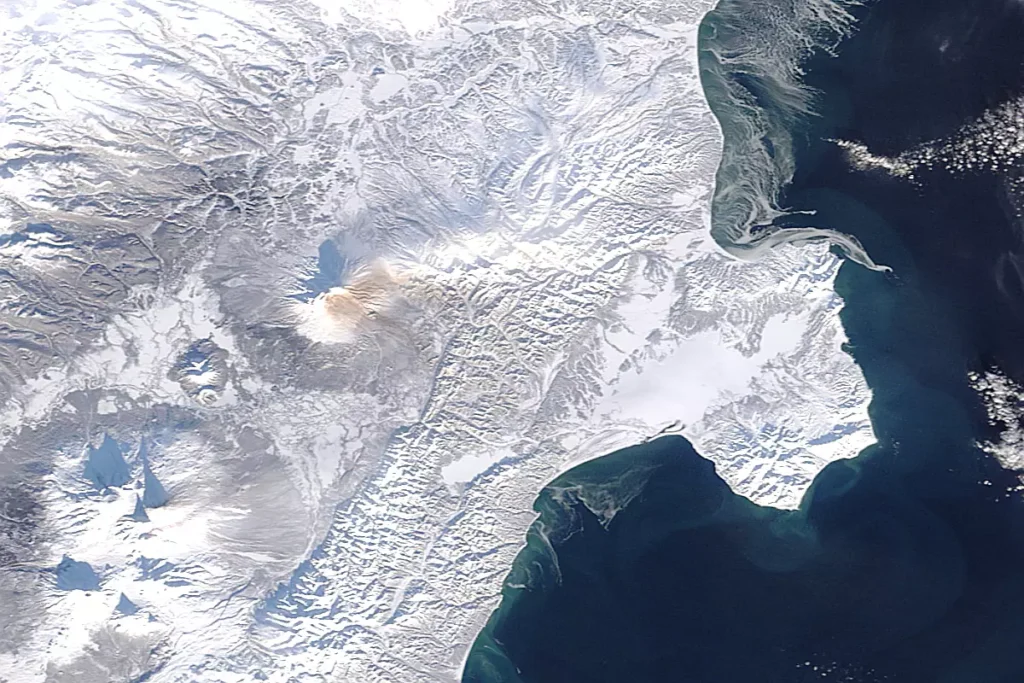 O vulcao Klyuchevskoy na Russia o maior da Eurasia
