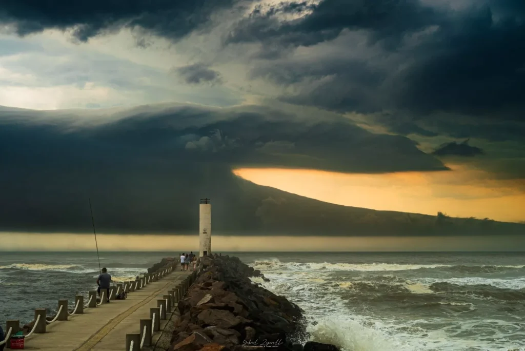 A intensa instabilidade que gerou o meteotsunami causou vendavais em cidades do Sul de Santa Catarina.